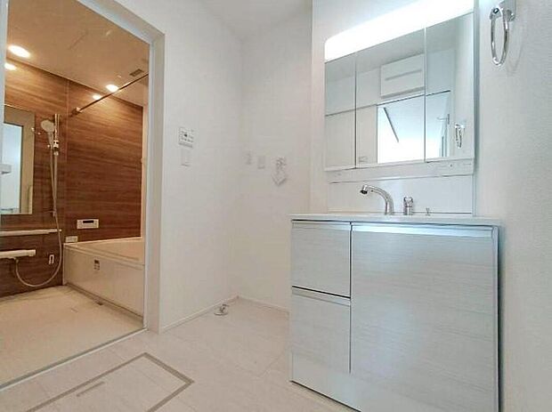 【洗面台・洗面所】２号棟
暮らしを快適にする三面鏡仕様の洗面化粧台。
収納力と機能性に優れた使いやすい設備で、忙しい朝の身支度もスムーズに♪　　