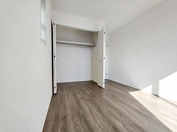 【収納】２号棟
各居室に収納を設けました！
お洋服をたくさんお持ちの方でもたっぷり収納できます。
お部屋を最大限広くご活用いただけます♪