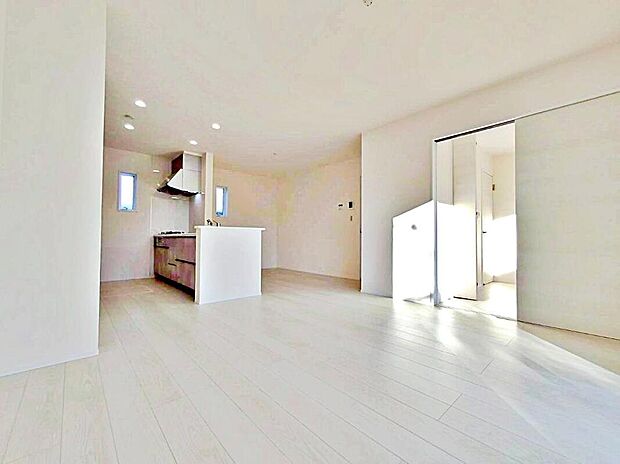 【リビング】３号棟
明るい雰囲気が心地いい１６帖のリビング♪　
採光良好です！　
家族団らんの時間も増えそうなくつろぎの場所になりそう♪