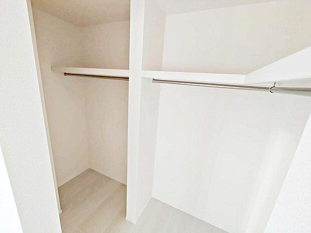 【収納】２号棟　ウォークインクローゼット
広々とした空間の為、カビや湿気の予防もできます♪
衣類だけでなく、スーツケースや季節家電などの大きな物も収納可能です♪