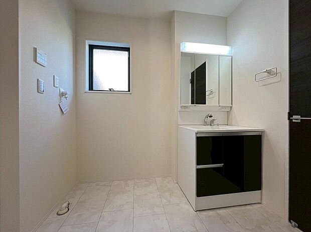 【洗面台・洗面所】１号棟
暮らしを快適にする三面鏡仕様の洗面化粧台。
収納力と機能性に優れた使いやすい設備で、忙しい朝の身支度もスムーズに♪