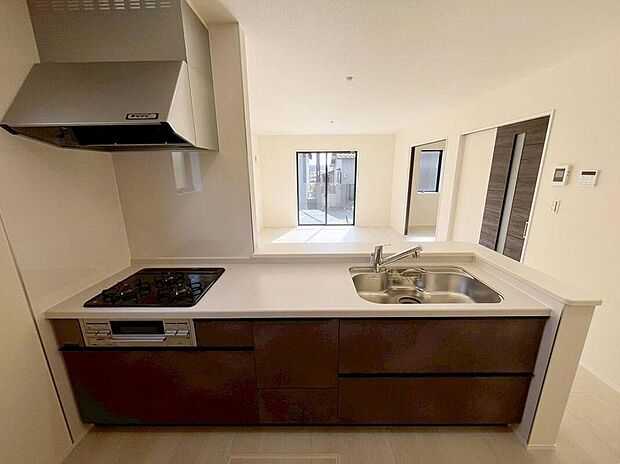 【キッチン】１号棟
収納力豊富なシステムキッチン。
大型スライド収納付きで、すっきり片付けやすいキッチンです。
床下収納もついています♪