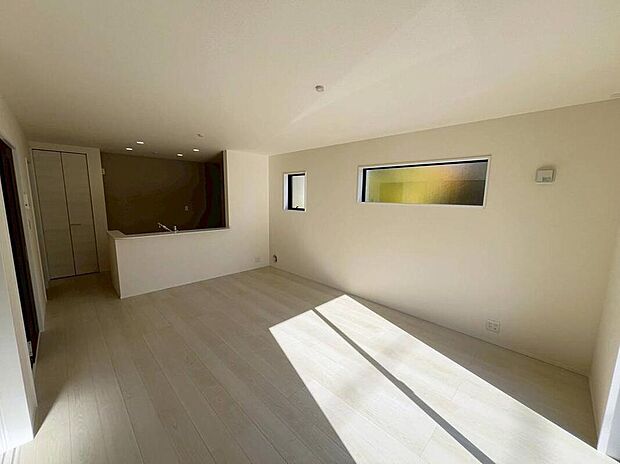 【リビング】１号棟
３面採光を施した１５．７５帖の明るいリビング♪
家族間のコミュニケーションが取りやすい対面式キッチンです☆