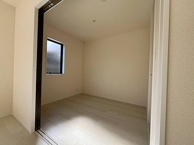 【リビング以外の居室】１号棟
LDKと隣接した３．７５帖の洋室。
洋室は、キッチンから目が届く場所なので、お子様の遊び部屋・お昼寝スペースとして使うのもオススメです♪