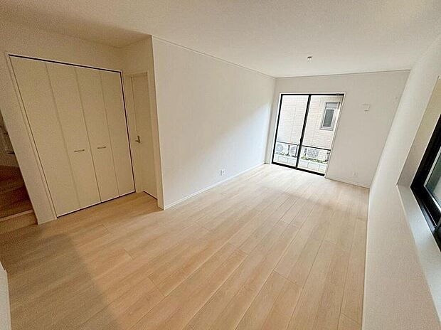 【リビング】３号棟
陽光ふりそそぐ明るい１５帖の広々としたリビング。
収納スペースが豊富です♪
対面式キッチンは、家事をしながら家族の様子が一目でわかる安心＆便利設備♪