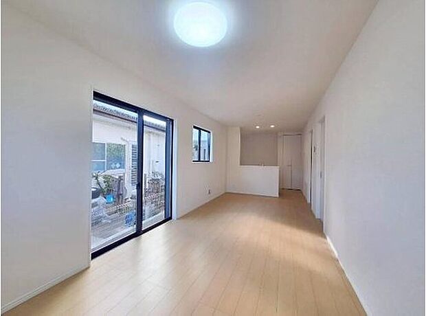 【リビング】B号棟
明るい雰囲気が心地いい約１５帖のリビング♪　
採光良好です！　
家族団らんの時間も増えそうなくつろぎの場所になりそう♪