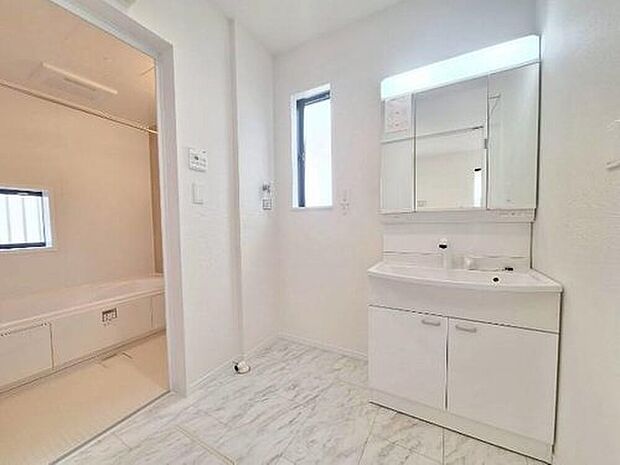 【洗面台・洗面所】B号棟
暮らしを快適にする洗面化粧台。　　
収納力と機能性に優れた使いやすい設備で、忙しい朝の身支度もスムーズに♪