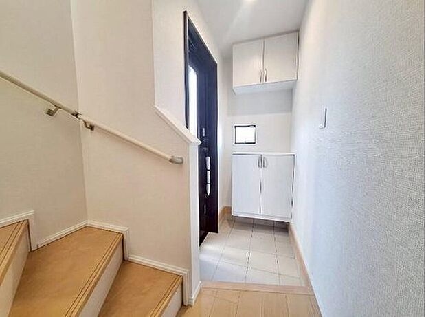 【玄関】同社施工例
明るくて清潔感ある玄関。　
便利な下駄箱収納付き♪
散らかりがちな玄関もすっきり片付き、外出時も爽やかな気分でドアを開けられそうです♪