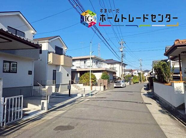 【前面道路含む現地写真】前面道路は、東側約６．５ｍの道路です。
交通量も少なく、駐車も落ち着いて行える環境になっています。
しっかり舗装されているので、ベビーカー等で通っても安心ですね♪