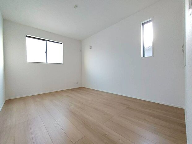 【リビング以外の居室】2号棟
開口部が2面にありますので、さわやかな空気をお部屋に取り込めます。晴れの日は陽光が差し、明るいお部屋です。