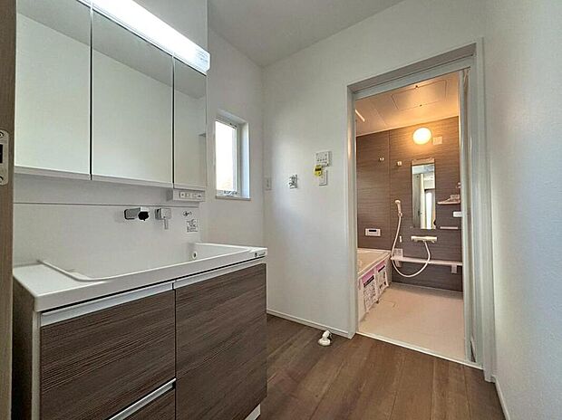 【洗面台・洗面所】暮らしを快適にする三面鏡仕様の洗面化粧台。
収納力と機能性に優れた使いやすい設備で、忙しい朝の身支度もスムーズに♪