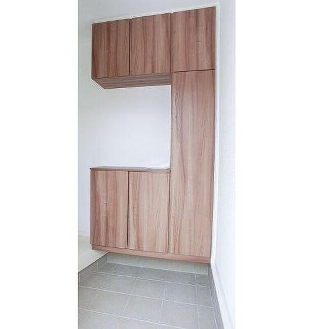 【シューズボックス】ロングブーツやトレッキング靴もすっぽり収まる玄関収納。玄関がスッキリした印象に!