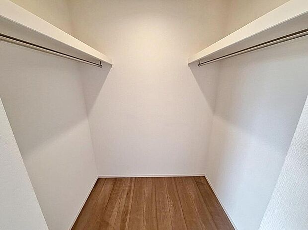 【収納】施工例
ウォークインクロゼット
各居室に収納を設けました！
お洋服をたくさんお持ちの方でもたっぷり収納できます。
お部屋を最大限広くご活用いただけます♪