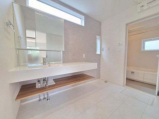 【洗面台・洗面所】施工例
洗面所は、オープンサニタリー仕様を採用しました♪
水回りの掃除用具などをしまっておくのに便利です♪
見せる収納で、自分好みにアレンジできます♪