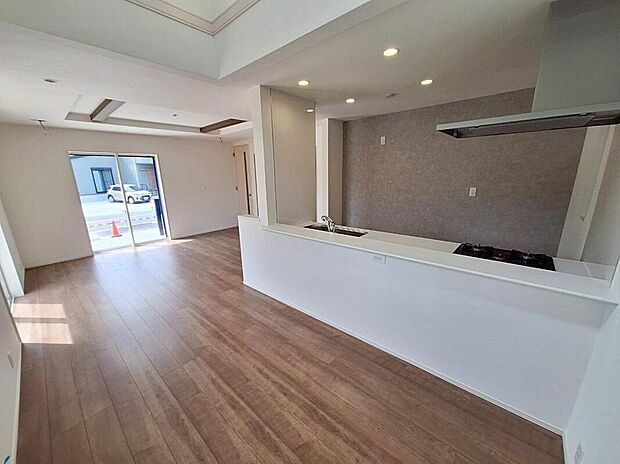 【リビング】施工例
LDKを明るく開放的に演出する上部吹抜仕様です☆
いつでも家族の声が聞こえてくるような
明るいおうちになりそう♪