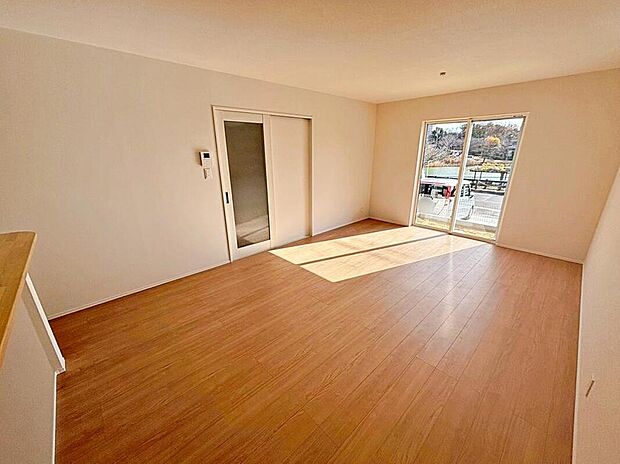 【リビング】2号棟
明るい雰囲気が心地いい17.5帖のリビング♪
採光良好です!
家族団らんの時間も増えそうなくつろぎの場所になりそう♪