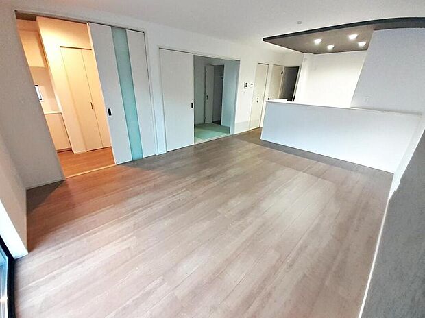 【リビング】1号棟
明るい雰囲気が心地いい16帖のリビング♪
採光良好です!
家族団らんの時間も増えそうなくつろぎの場所になりそう♪