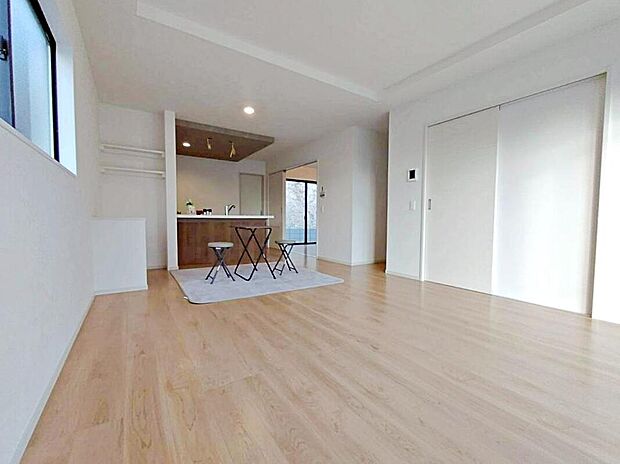 【リビング】2号棟
17.5帖の広々明るいリビング♪
対面式キッチンは、家事をしながら家族の様子が一目でわかる安心&便利設備♪
リビング階段仕様なので、毎日家族とのコミュニケーションが捗りそう♪