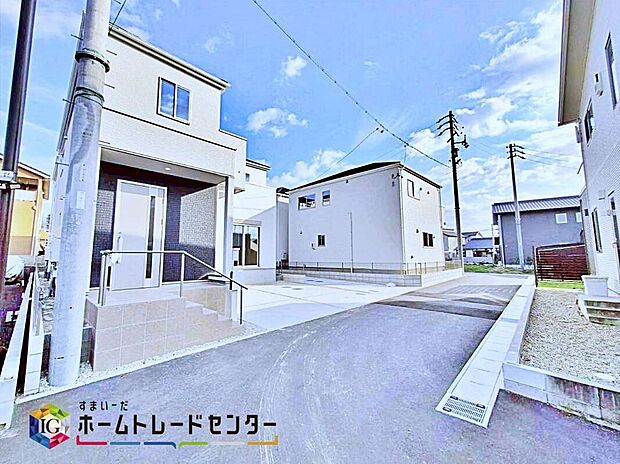 【前面道路含む現地写真】前面は、交通量の少ない西側約4mの道路です。
ゆとりがあり、駐車も落ち着いて行える
環境になっています。
しっかり舗装されている道路なので、ベビーカー等で通っても安心ですね♪