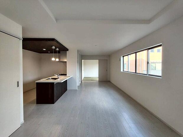 【リビング】2号棟
約22帖の広々明るいリビング♪
対面式キッチンは、家事をしながら家族の様子が一目でわかる安心&便利設備♪