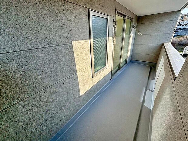 【バルコニー】3号棟
広々としたバルコニー♪
インナーバルコニーのため雨の日も洗濯可能♪
家族分の洗濯物もしっかり干せます。
日当たりも良く、毎日のお洗濯が楽しくなりそう♪