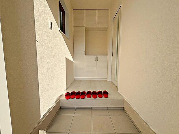 【玄関】3号棟
明るくて清潔感溢れる玄関。
便利な下駄箱収納付きです♪
散らかりがちな玄関もすっきりと片付きます。