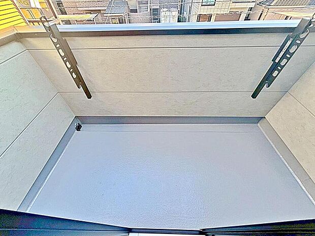 【バルコニー】日当たり良好な南向きのバルコニー!
洗濯物が気持ちよく乾きそうですね。
毎日のお洗濯が楽しくなりそう♪
リフレッシュ空間としても良さそうですね♪