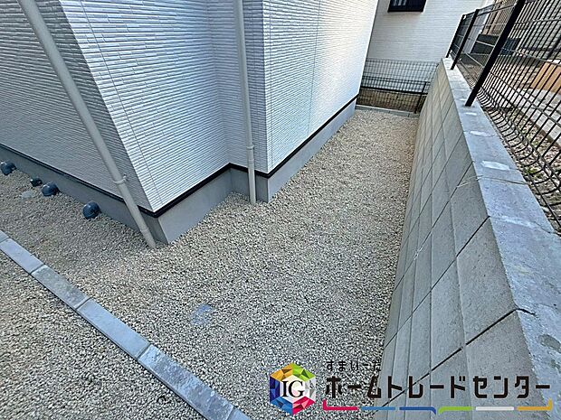 【庭】【1号棟】 お庭スペース
お庭がございます☆
マンションにはない戸建てならではのメリットです!
好きなお花でお庭をいっぱいに!