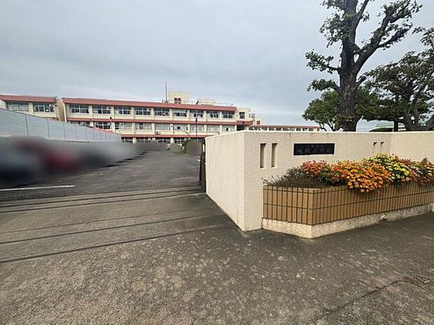 小牧市立味岡小学校(約1,385m)