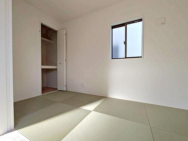 【リビング以外の居室】2号棟
リビング横にある来客間にもできそうな4帖の洋風和室♪
収納スペースも充実!
窓を開放すれば気持ちの良い風が入り込んできます。
新鮮な空気の中で生活できます。