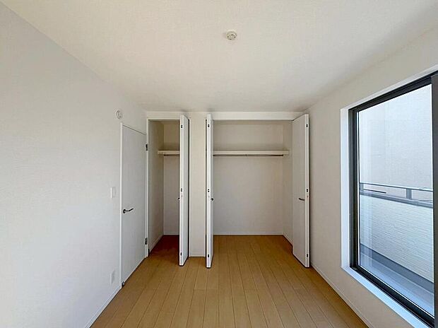 【収納】A号棟
各居室に収納を設けました!
お洋服をたくさんお持ちの方でもたっぷり収納できます。
お部屋を最大限広くご活用いただけます。