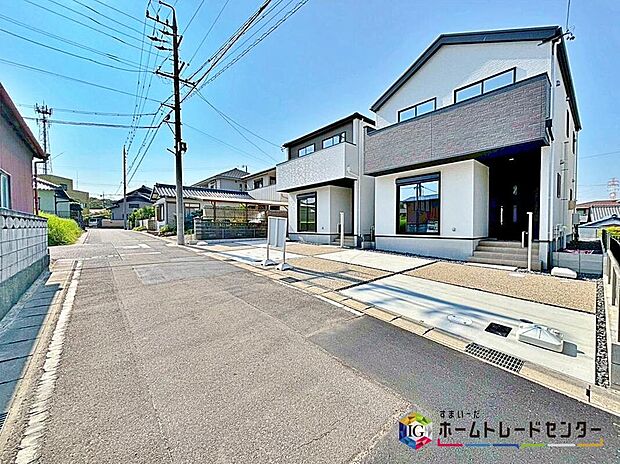 【前面道路含む現地写真】前面は、交通量の少ない南側約4.6mの道路です。
ゆとりがあり、駐車も落ち着いて行える
環境になっています。
しっかり舗装されている道路なので、ベビーカー等で通っても安心ですね♪