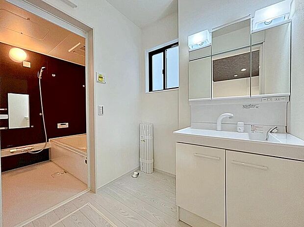 【洗面台・洗面所】暮らしを快適にする三面鏡仕様の洗面化粧台。
収納力と機能性に優れた使いやすい設備で、忙しい朝の身支度もスムーズに♪