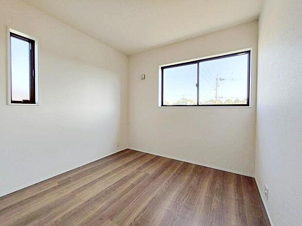 【リビング以外の居室】２階全居室に２面採光を施した為、晴れの日の日中はいつも明るい室内に。
窓を開放すれば気持ちの良い風が入り込んできます。