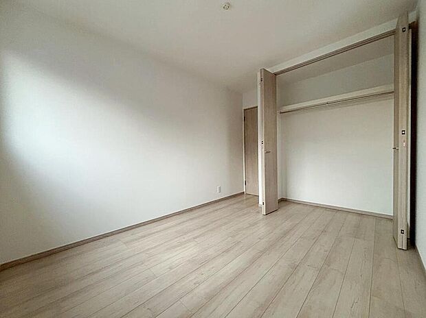 【収納】各居室に収納を設けました！
お洋服をたくさんお持ちの方でもたっぷり収納できます。
お部屋を最大限広くご活用いただけます。