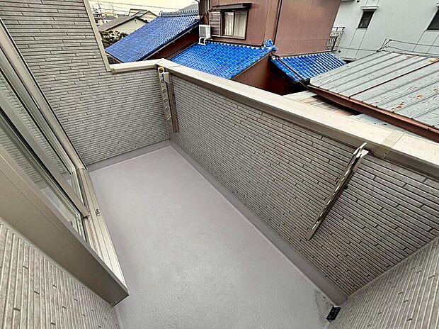 【バルコニー】日当たり良好な南向きのバルコニー♪
家族分の洗濯物もしっかり干せます♪
お洗濯だけでなく、ちょっとしたリラックスできる空間になりそうです☆