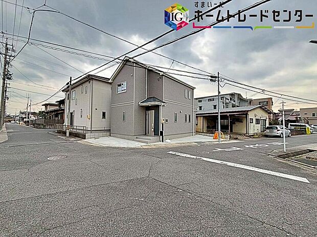 【前面道路含む現地写真】前面は、西側約５．９ｍ・北側約５．９ｍの道路です。
ゆとりがあり、静かな環境の為、駐車も落ち着いて行えます。
お問い合わせはお気軽に♪