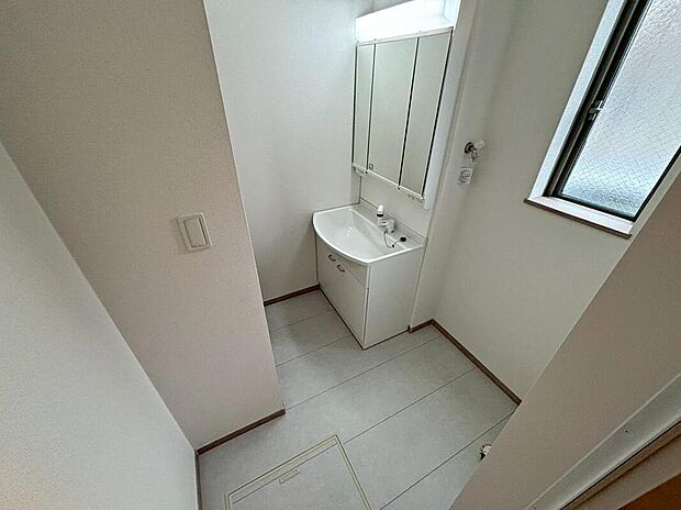 【洗面台・洗面所】暮らしを快適にする洗面化粧台。　　
収納力と機能性に優れた使いやすい設備で、忙しい朝の身支度もスムーズに♪