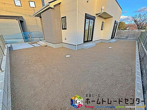 【庭】B号棟 お庭スペース☆
日当たり良好な大空間のお庭は、ガーデニングや家庭菜園、バーベキューにお子様の遊び場など、使い方は様々♪
四季折々、プライベートな外の空間でリフレッシュできますね♪