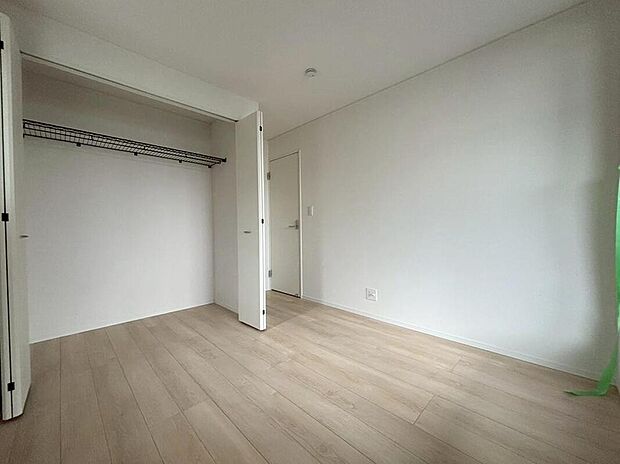 【収納】【3号棟】各居室に収納スペースを設けました!
お洋服をたくさんお持ちの方でもたっぷり収納できます。
お部屋を最大限広くご活用いただけます♪