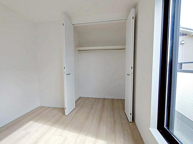 【収納】C号棟
各居室に収納スペースを設けました!
お洋服をたくさんお持ちの方でもたっぷり収納できます。
お部屋を最大限広くご活用いただけます♪