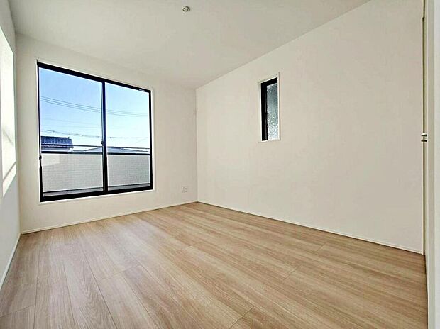 【リビング以外の居室】6号棟
バルコニーに直接アクセスできる居室です♪
室内の空気を効率よく入れ替えることができ、夏場や湿気の多い時期には便利です♪