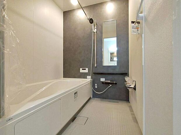 【浴室】5号棟
1坪以上広さを設けた浴室で、ゆったりバスタイム♪
お子様と一緒に入るにも充分な広さです。一日の疲れを癒せます♪