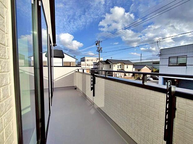 【バルコニー】1号棟
日当たり良好な南向きのワイドバルコニー♪
家族分の洗濯物もしっかり干せます♪
お洗濯だけでなく、ちょっとしたリラックスできる空間になりそうです☆