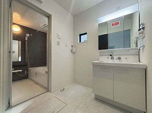 【洗面台・洗面所】3号棟
三面鏡つきの洗面化粧台でヘアスタイリングやメイクがしやすいです♪
収納スペースも豊富なので、スキンケア用品や小物をスッキリ整理できます♪