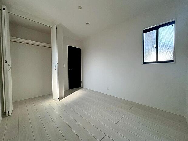 【収納】3号棟
各居室に収納を設けました!
お洋服をたくさんお持ちの方でも
たっぷり収納できます。
お部屋を最大限広くご活用いただけます♪
隣にはカウンタースペースもございます♪