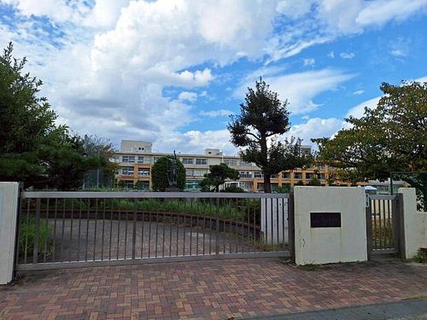 豊山町立豊山中学校(約673m)