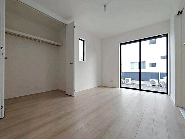 【リビング以外の居室】C号棟
LDKと隣接した6帖の洋室です♪
洋室は、リビングから目が届く場所なので、お子様の遊び部屋・お昼寝スペースとして使うのもオススメです♪
収納スペースも充実♪