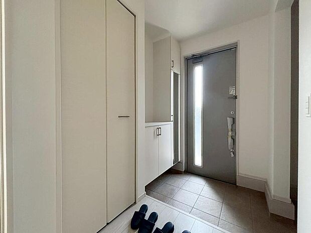 【玄関】明るくて清潔感溢れる玄関。
便利なシューズインクローク&シューズボックス・廊下収納付きです♪
散らかりがちな玄関もすっきりと片付きます♪