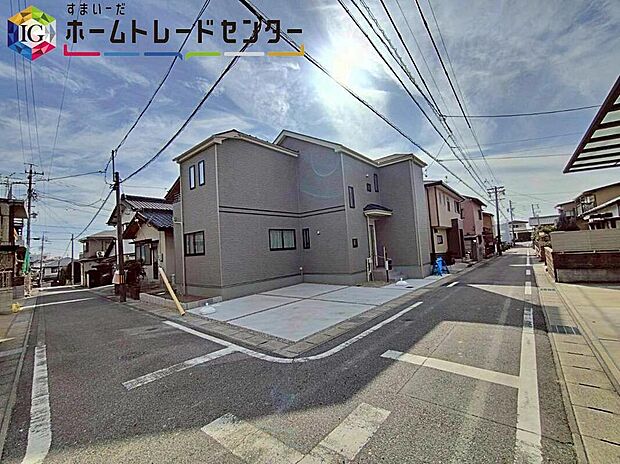 【前面道路含む現地写真】前面は、東側約3.8m・北側約3.9mの道路に接道しています。
ゆとりがあり、落ち着いて駐車できます♪
舗装されている道路なので、ベビーカー等で通っても安心ですね♪